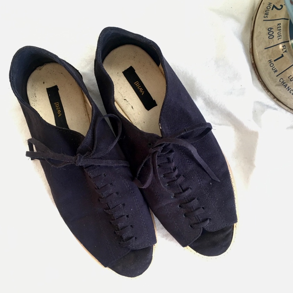 Open-toe Bhava flats